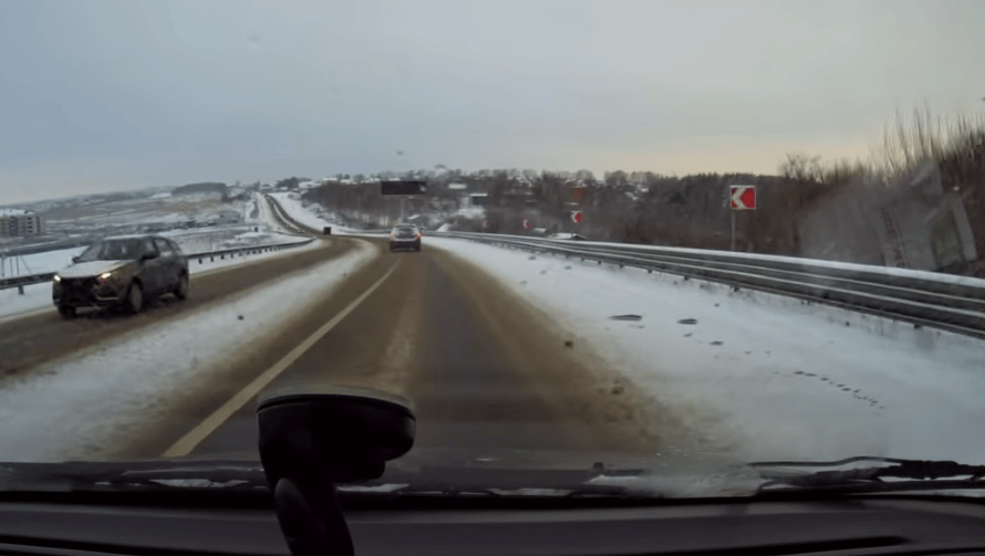 Videó: Felült a jeges ringlispílre ez a sofőr az autópályán és csak várta végét