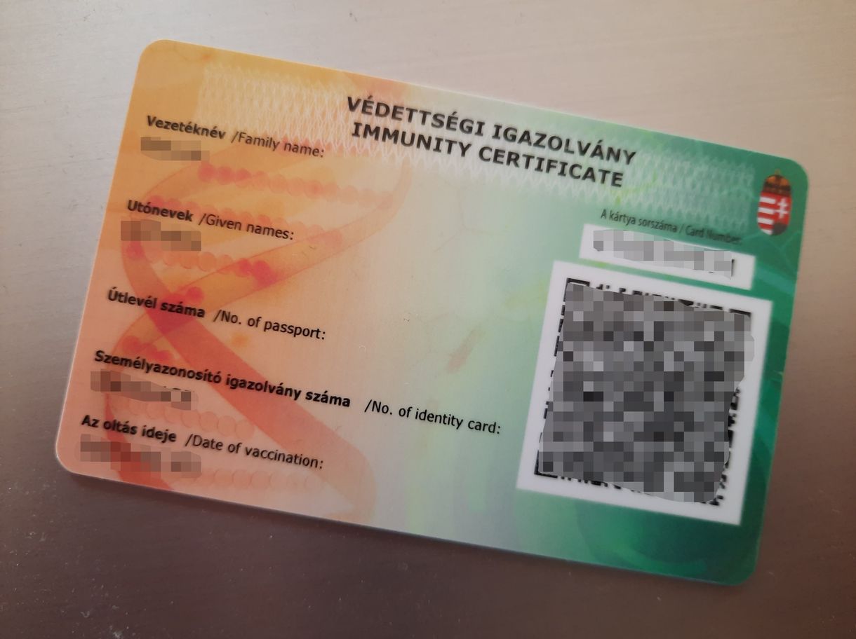 Koronavírus-fertőzés miatt elhunyt férfi is kapott védettségi igazolást 