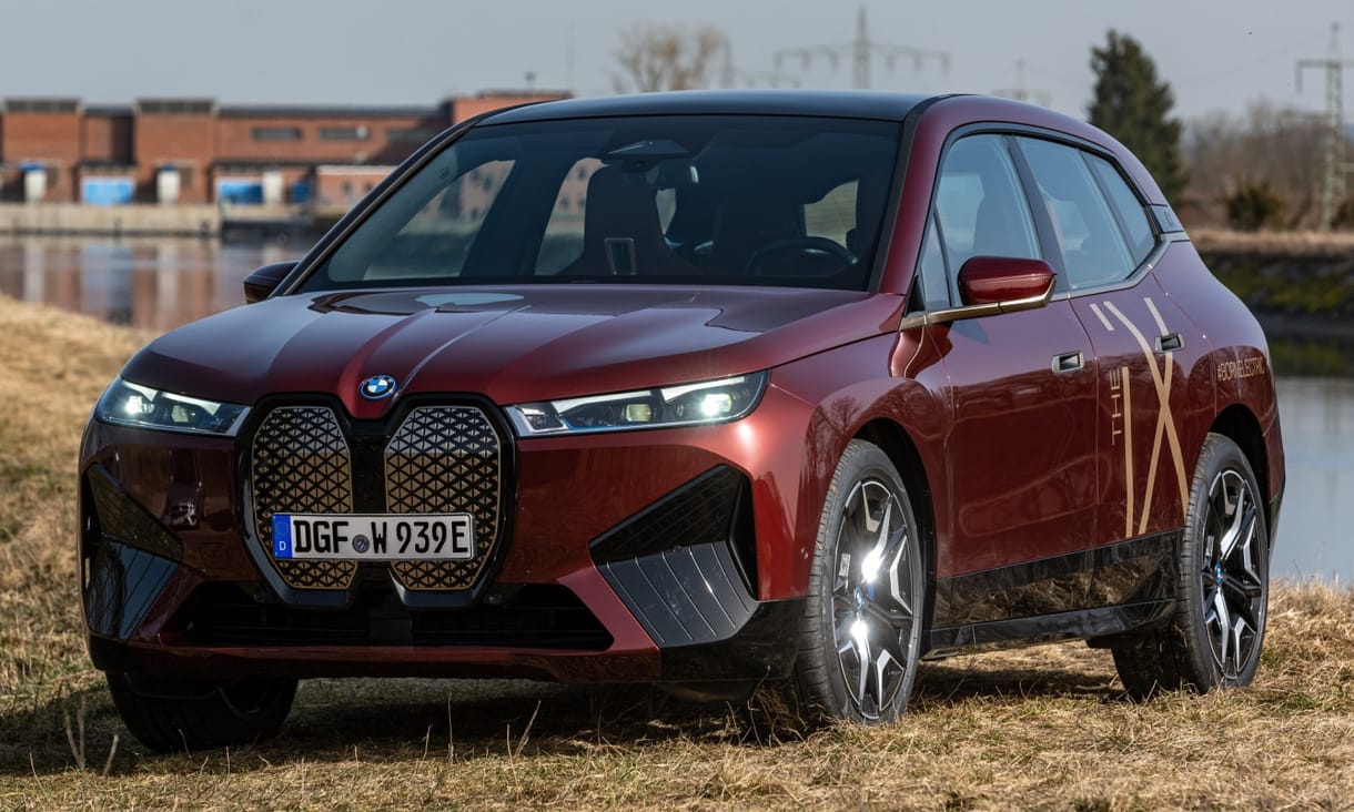 Egy Mercedes tükröződik a legújabb BMW villanyautó hivatalos gyári fotóján