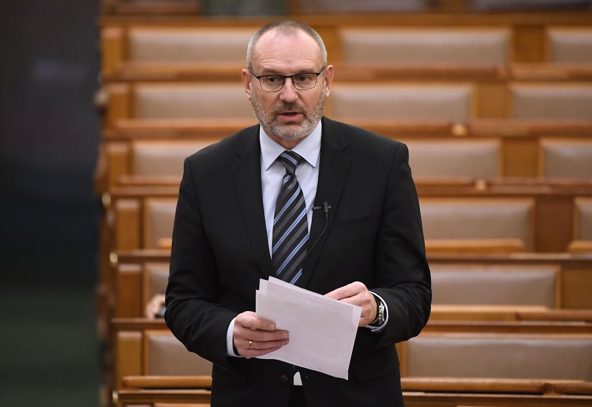 Vizsgálják a fideszes Zsigó Róbert ajánlóíveit, mert egy halott aláírása is szerepelhet rajtuk