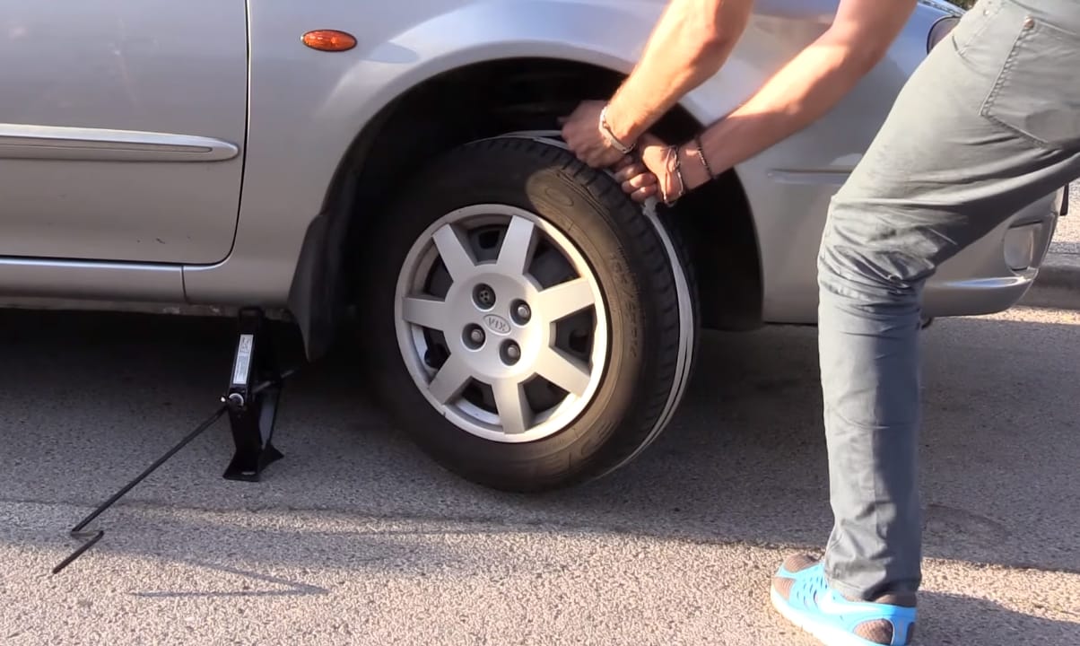 Így indíthatja be az autót egy kötél és egy emelő segítségével