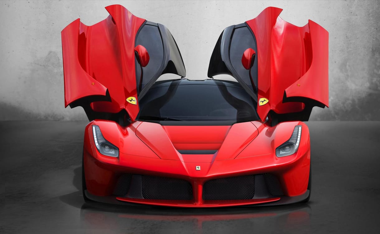 Másfél milliárd forintos LaFerrarival tért be valaki tankolni egy debreceni kútra