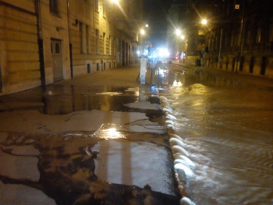 Fotó: Csőtörés a Keletinél, nem jár a villamos