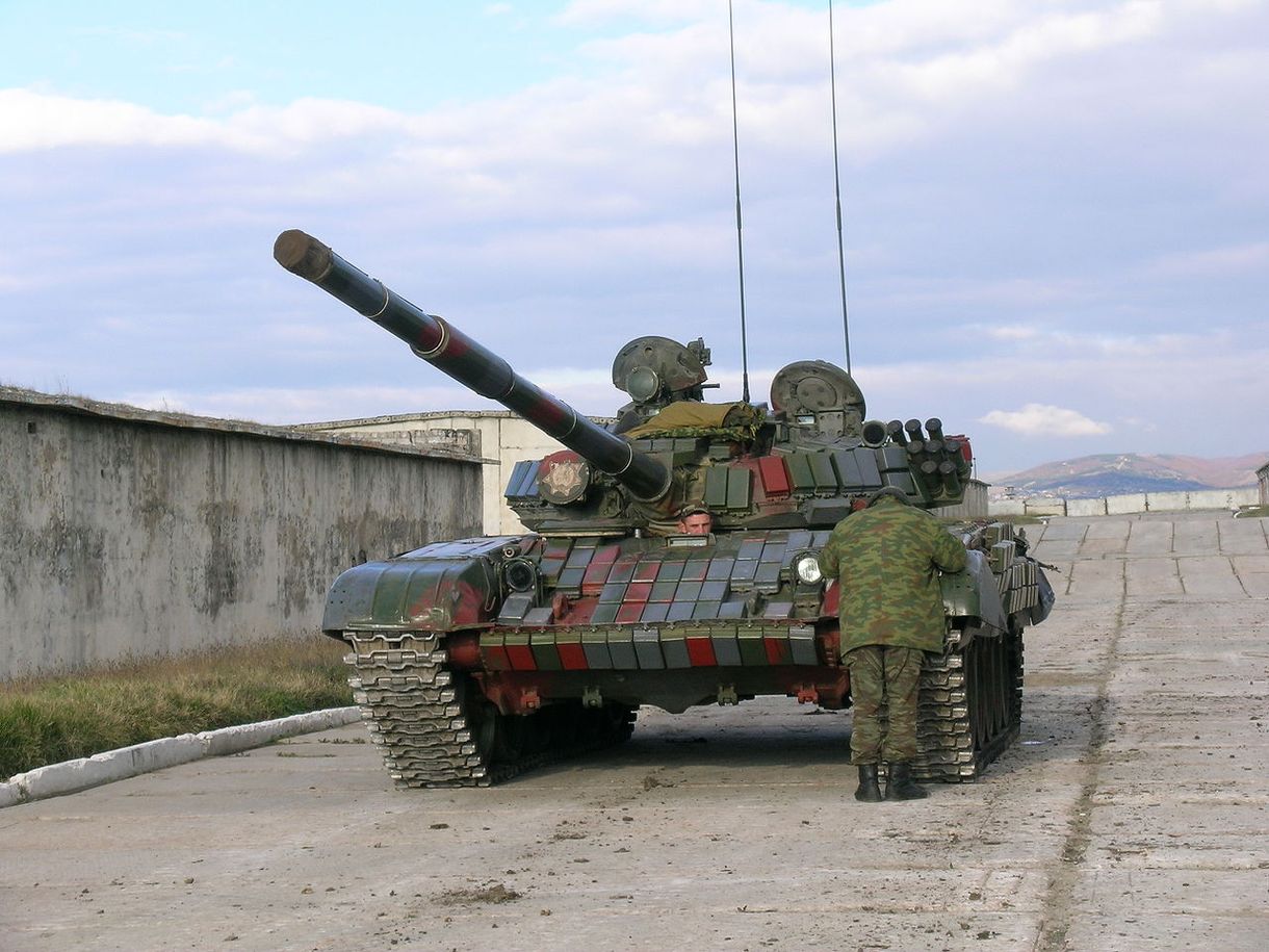Hány T-72-es tank kell egy kocsi kilapításához? – Tatán kipróbálták (videó)