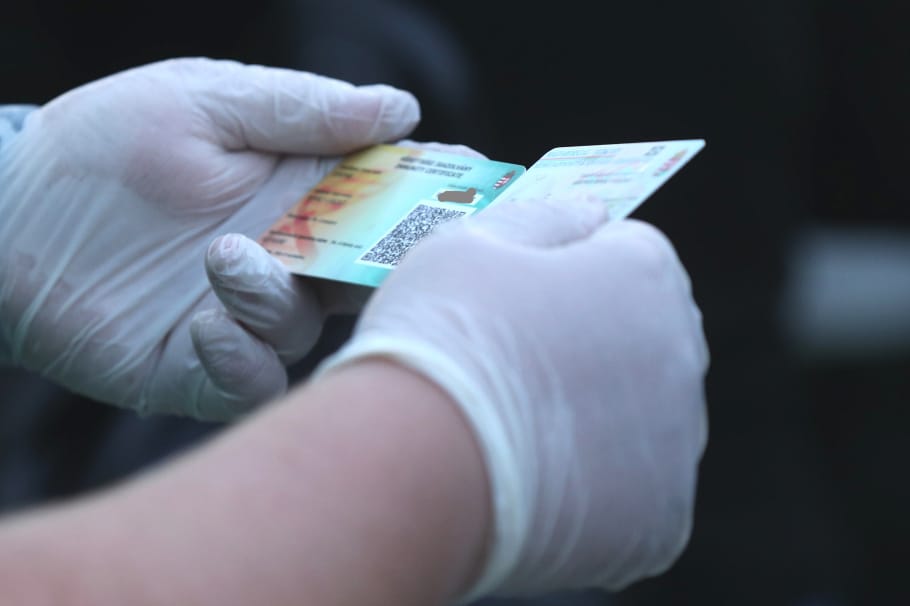 Feltételekkel, de elfogadják a magyar védettségi igazolványt a román határon
