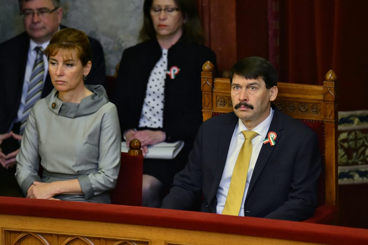 Egy autó ment neki Áder repülőgépének