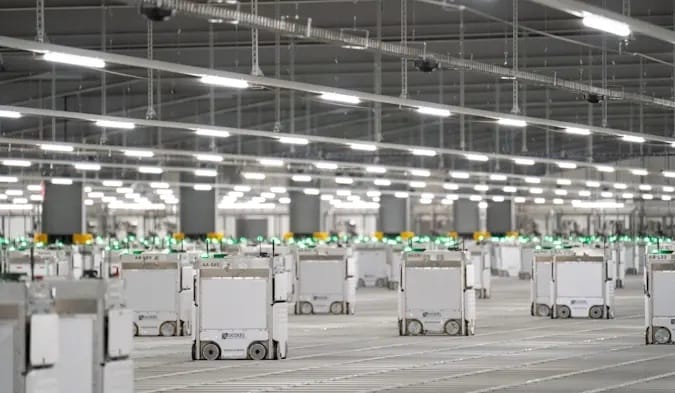 Összeütközött három robot, tűz ütött ki egy brit raktárban