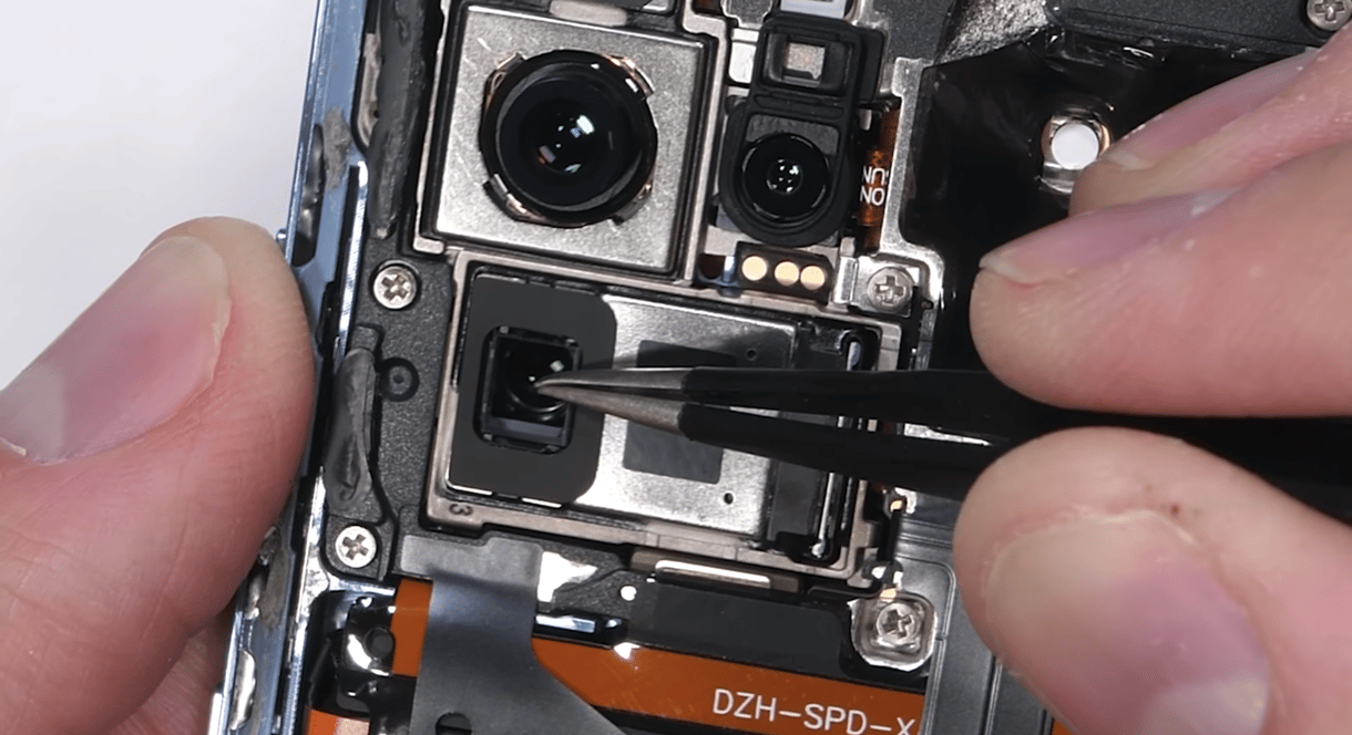 Videó: Szétszedték a Huawei P30 Prót, ezt találták a belsejében