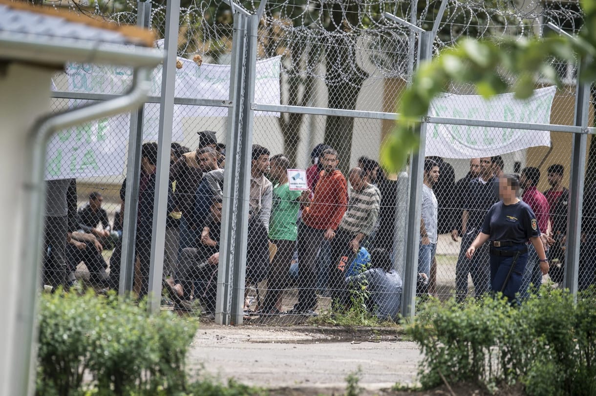 Még feszült a hangulat Kiskunhalason a menekültek lázongása után – fotók