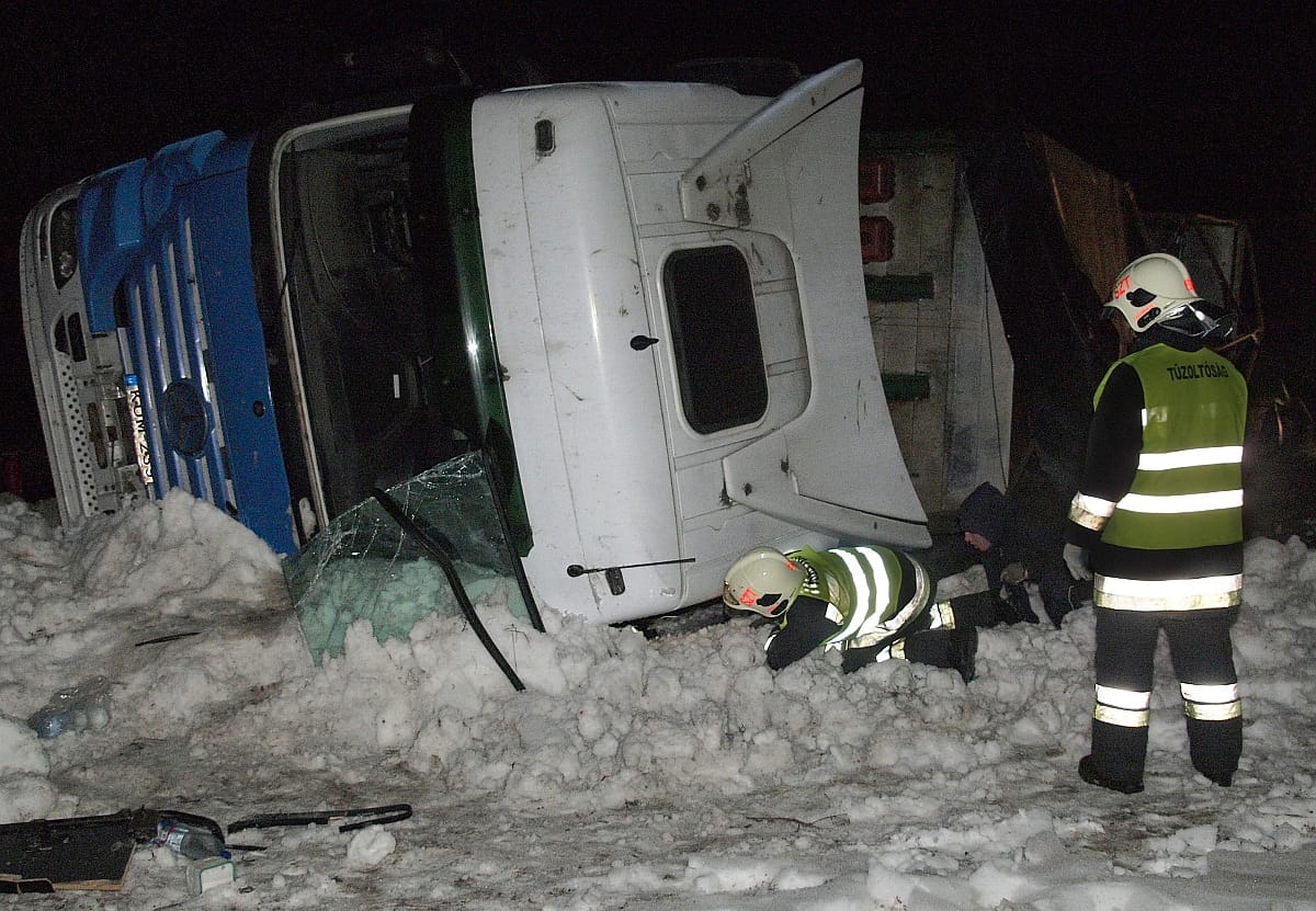 Repcét szállító nyerges vontató borult fel a 45-ösön