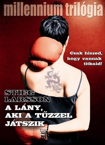 Élen a tetovált lány