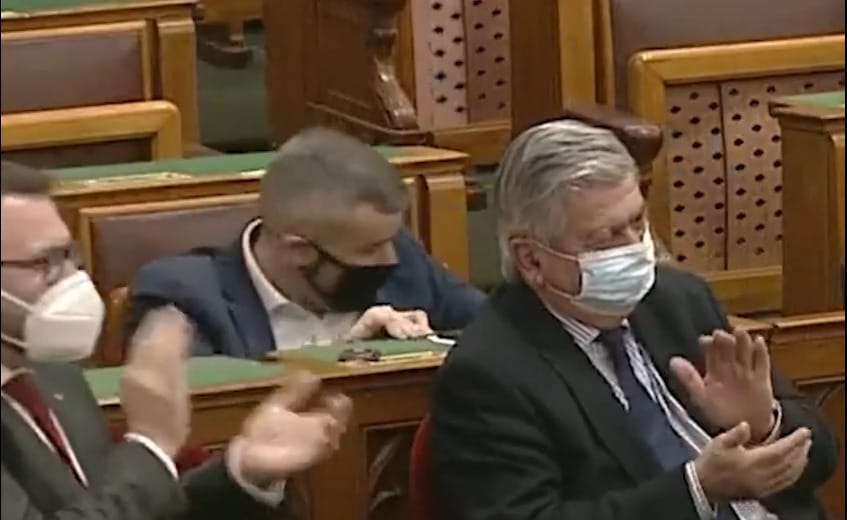 Tállai azon élcelődik, hogy Jakab a fenekére esett a parlamentben
