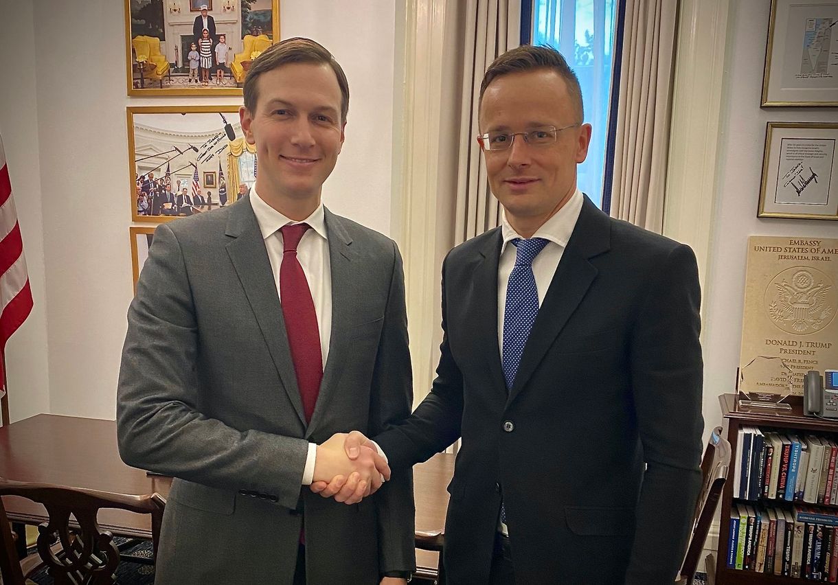 Trump vejével is kezet rázott Szijjártó Washingtonban