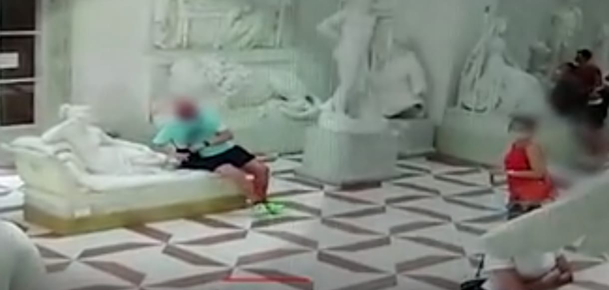 Letörte egy szobor lábujjait a rátehénkedő turista Olaszországban – videó