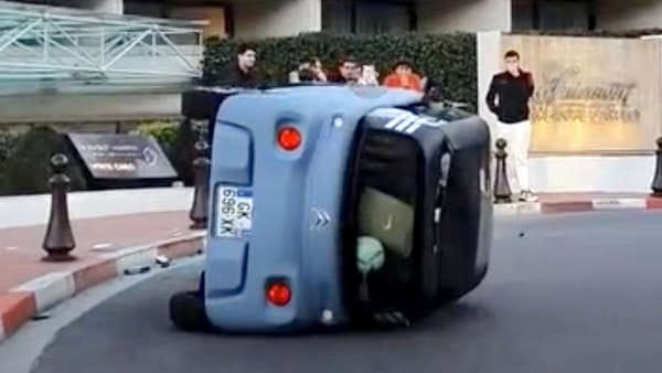 A Forma-1 leglassabb kanyarjában is sikerült látványosat borulni egy elektromos miniautóval - videó