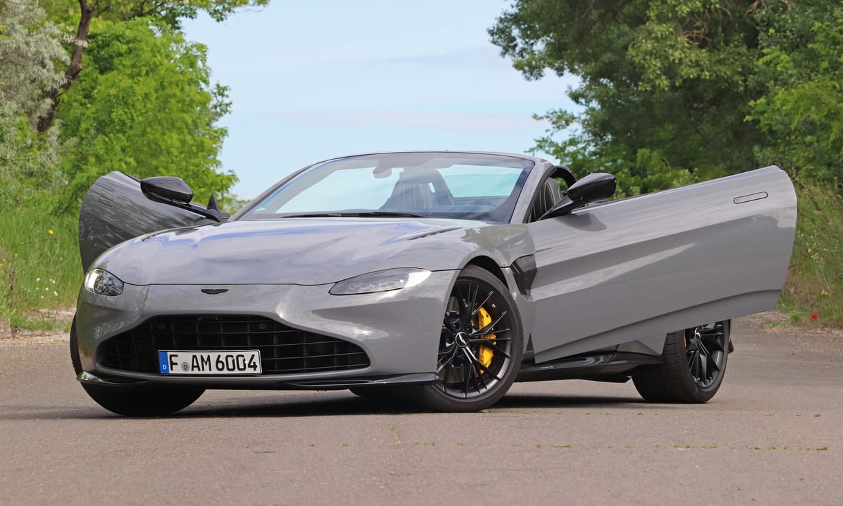 Hattyúdal helyett hattyúajtó: meghajtottuk a 75 millió forintos Aston Martin Vantage roadstert