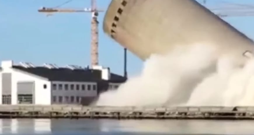 Ez történik, ha egy 53 méter magas épület rossz irányba dől – videó