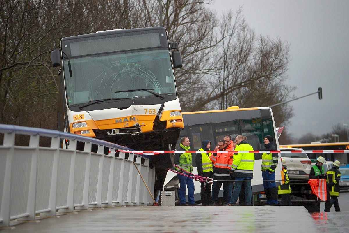 Ritkán látni ilyen balesetet: hídkorlátra rohant fel egy busz – fotó