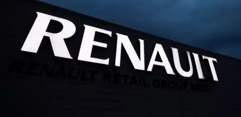 Kiszáll a Daimlerből a Renault