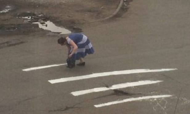 A nap hőse az idős néni, aki zebrát festett az útra