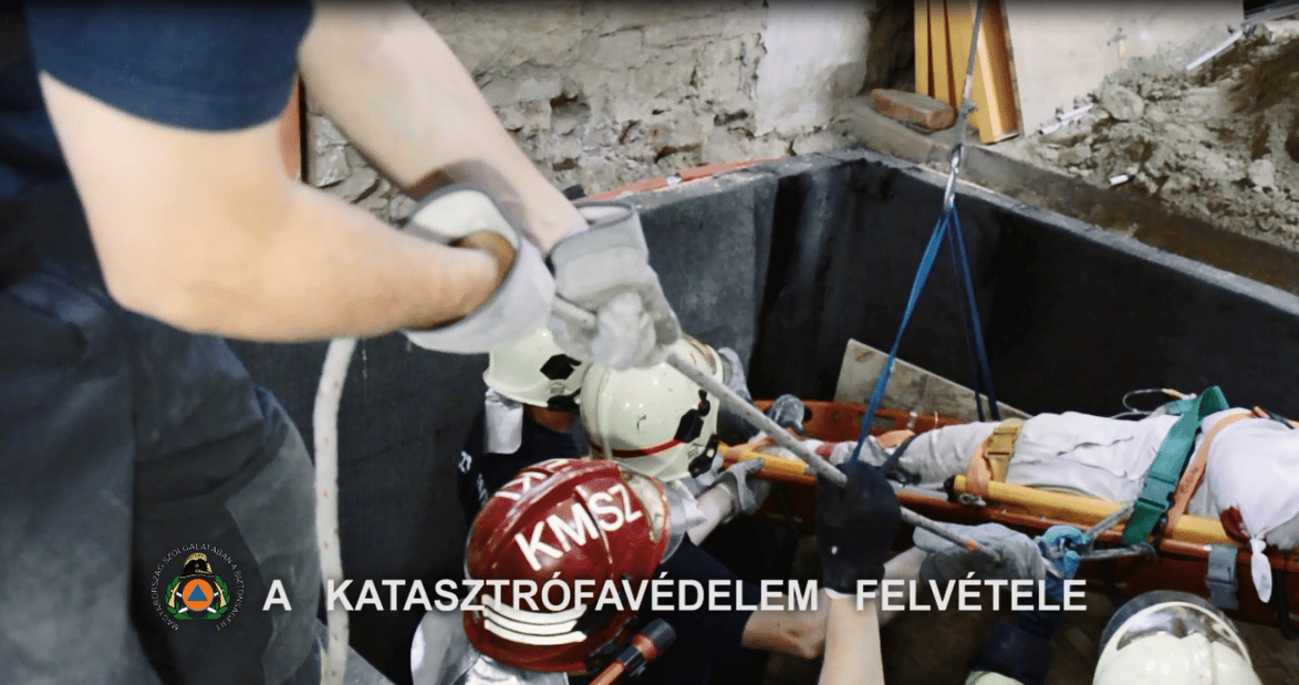 Videó: Nehéz munkával mentettek ki egy pincébe zuhant munkást