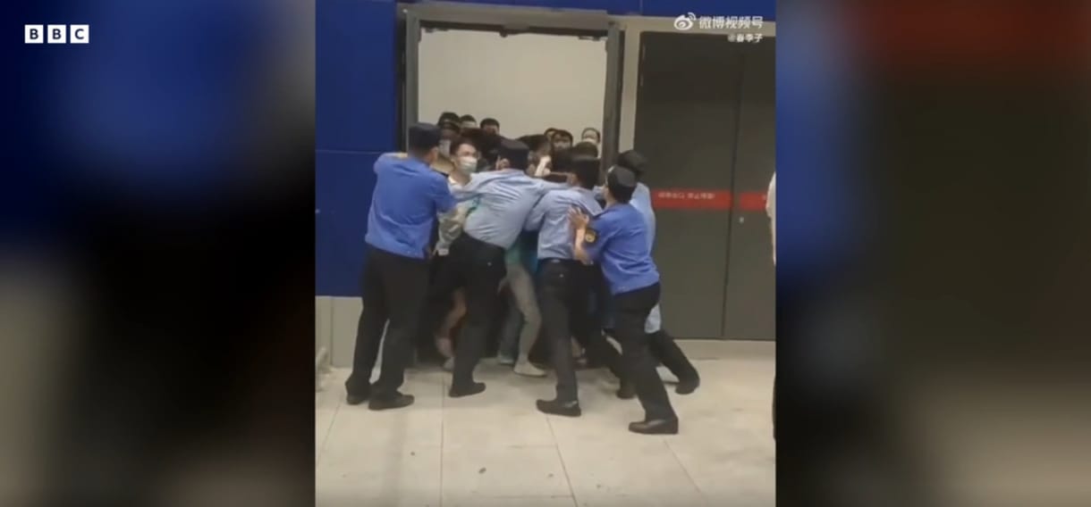Koronavírus miatt próbálták lezárni a sanghaji IKEA-t, kitörtek a vásárlók - videó