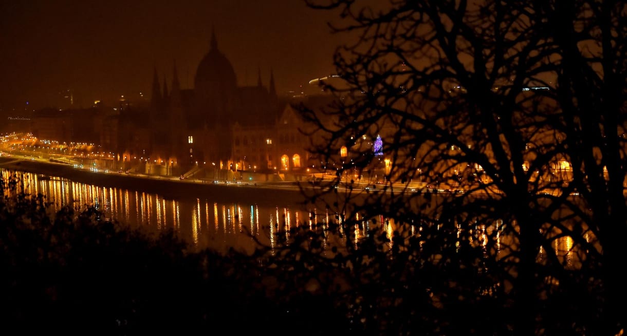 Így kapcsolták le a díszkivilágítást Budapesten – képek