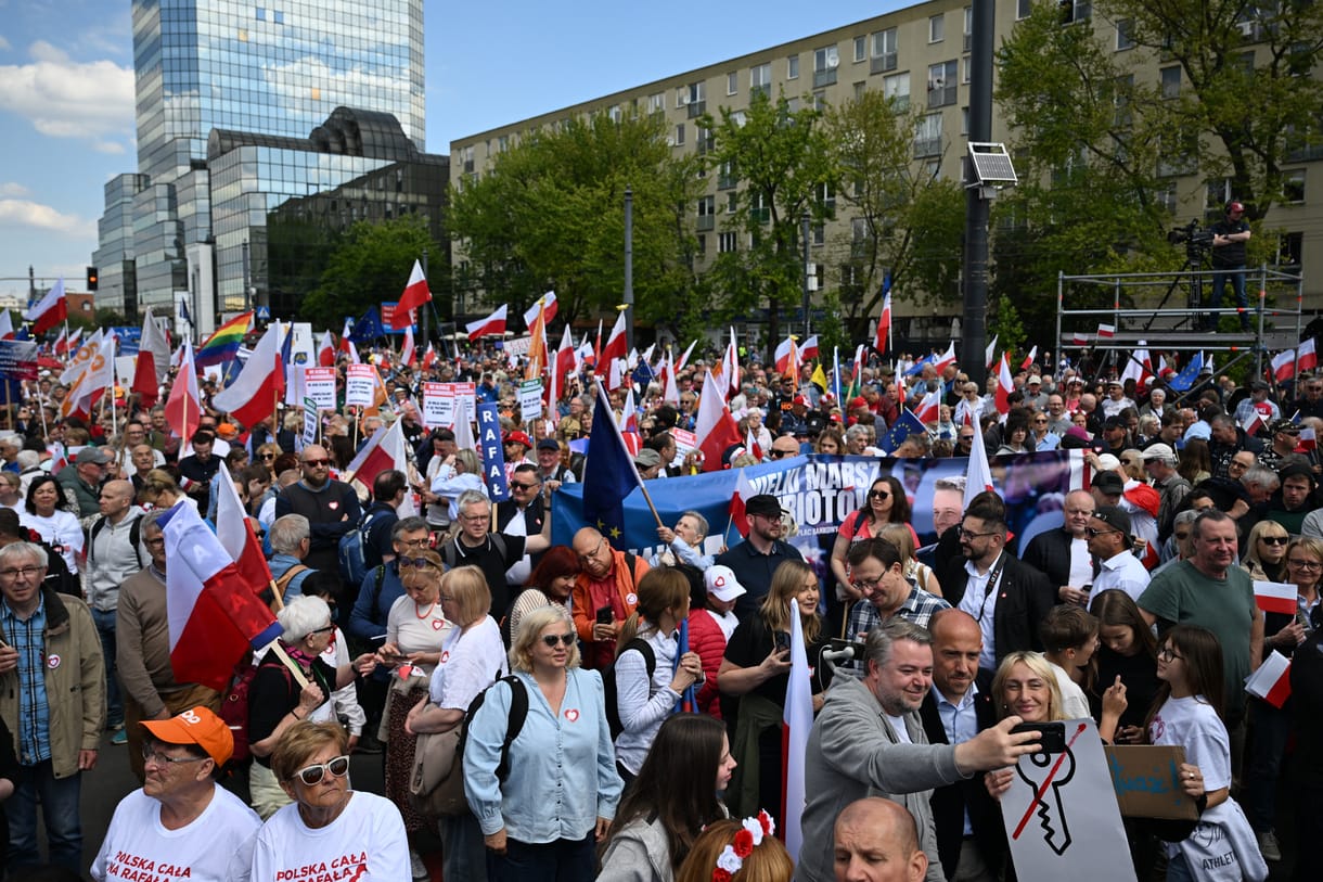 Tömeggyűléseket tartanak Varsóban az elnökválasztás második fordulója előtt