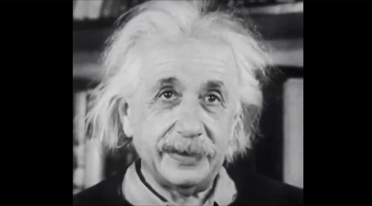 Előkerült egy videó, amin Einstein a leghíresebb képletét magyarázza