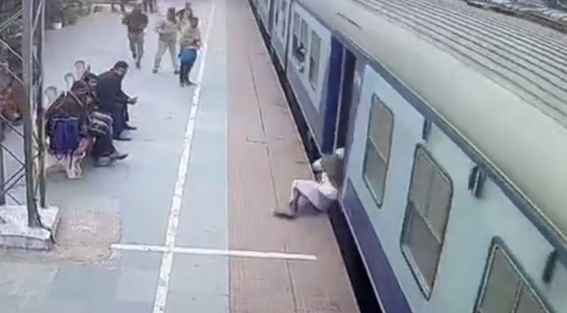 Hősként ünneplik a peronőrt, aki megmentette egy vonat alá csúszó utas életét – videó