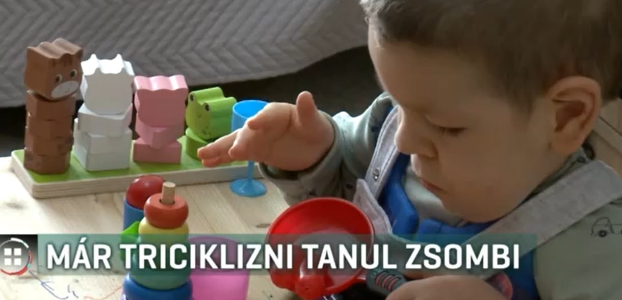Már triciklizni tanul az SMA-s kisfiú, akinek két éve gyűjtötték össze a kezelés árát