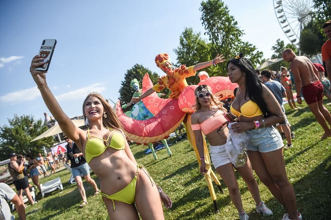 Gumiunikornisok, partiarcok, vízben bulizók – elindult a Balaton Sound (fotók)