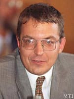 Simicska vitorlázva gondolkodik a válaszlépésen