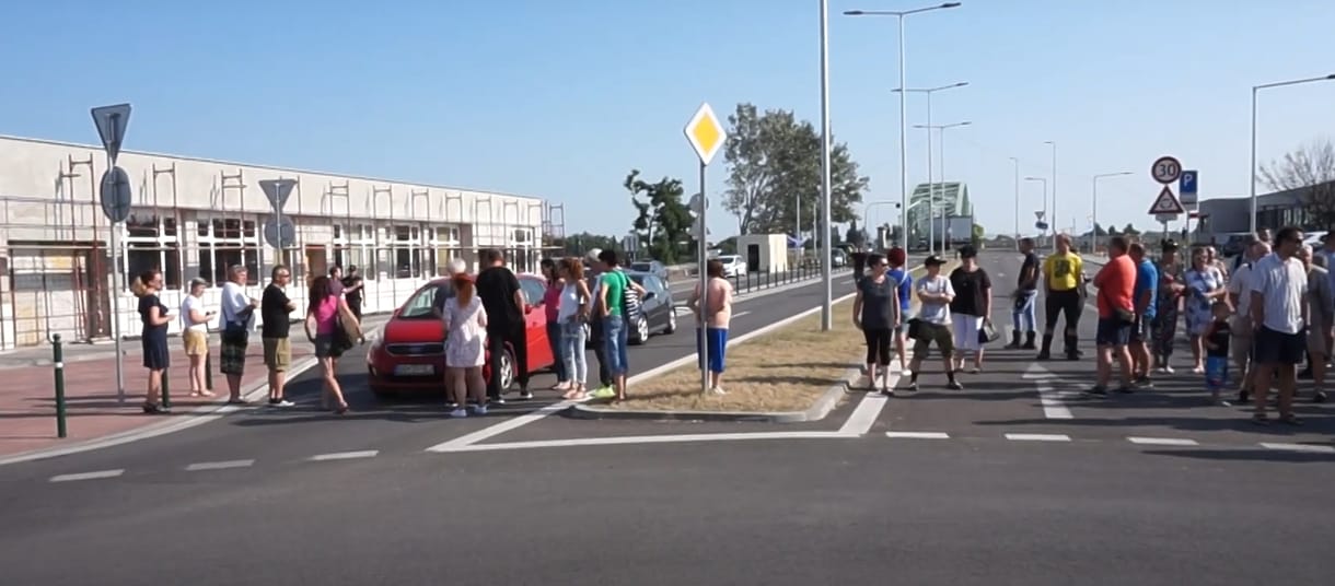 Tüntetők zárták le a szlovák-magyar határt Komáromnál