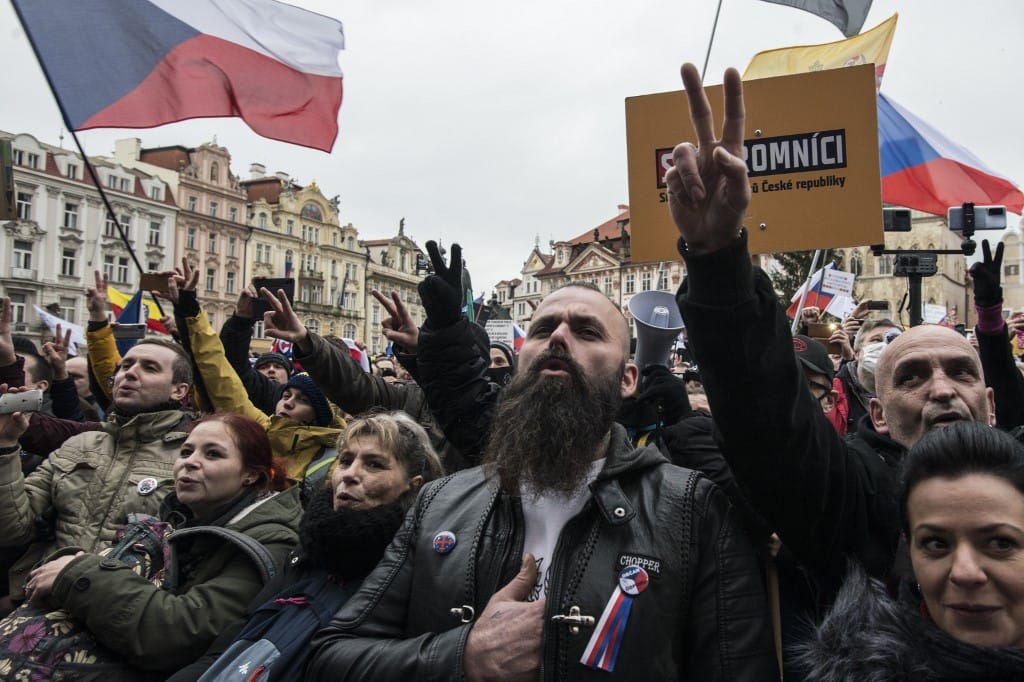 A járványügyi korlátozások ellen tüntettek Prágában