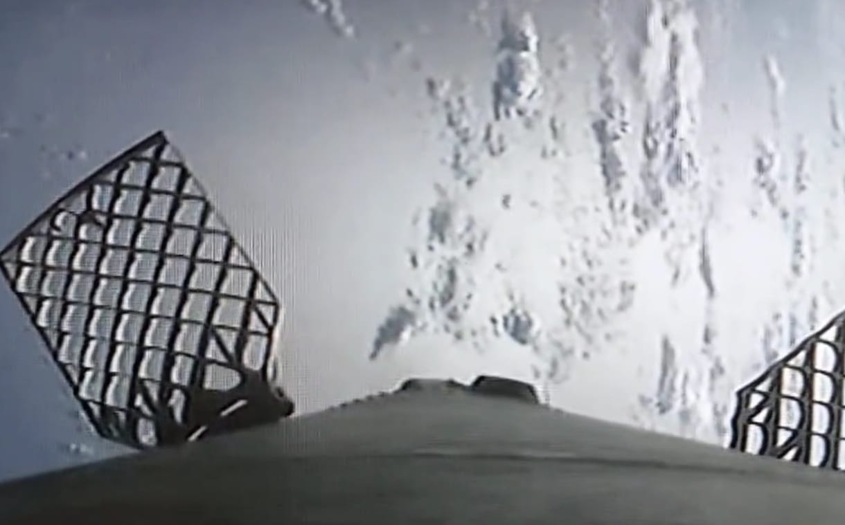 Élő adásban repült el egy UFO Elon Musk rakétája mellett
