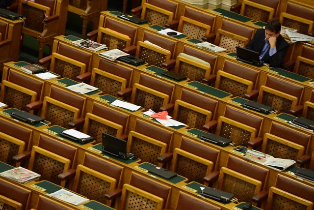 A parlamenti ellenzék még a néhány ziccerét is kihagyja