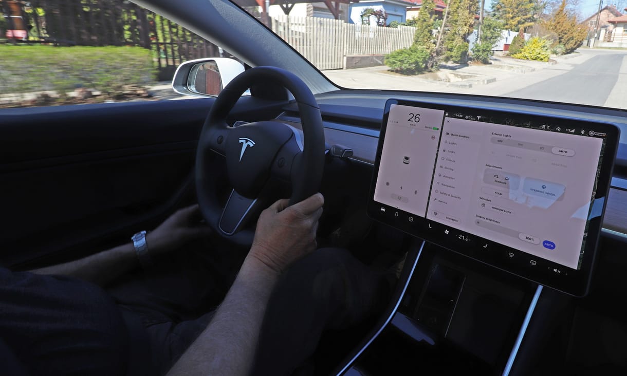 Egy Tesla balesete miatt regulázhatják meg a modern műszerfalakat 