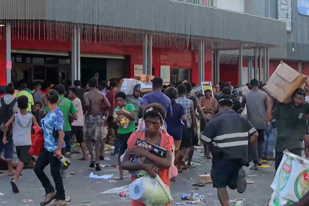 Fosztogatásba és gyújtogatásba torkolltak a halálos zavargások Pápua Új-Guineában – videók