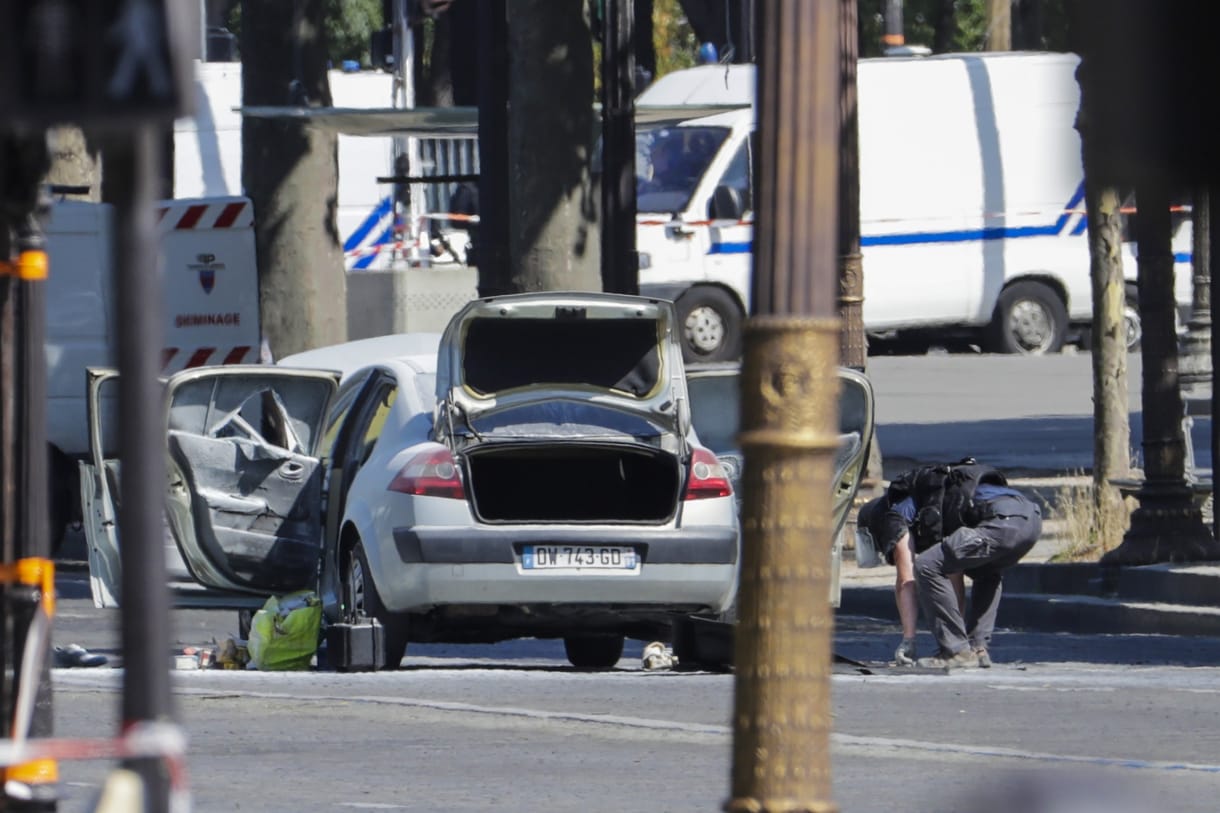 Szándékosan hajtottak rendőrfurgonnak Párizsban - a támadó meghalt