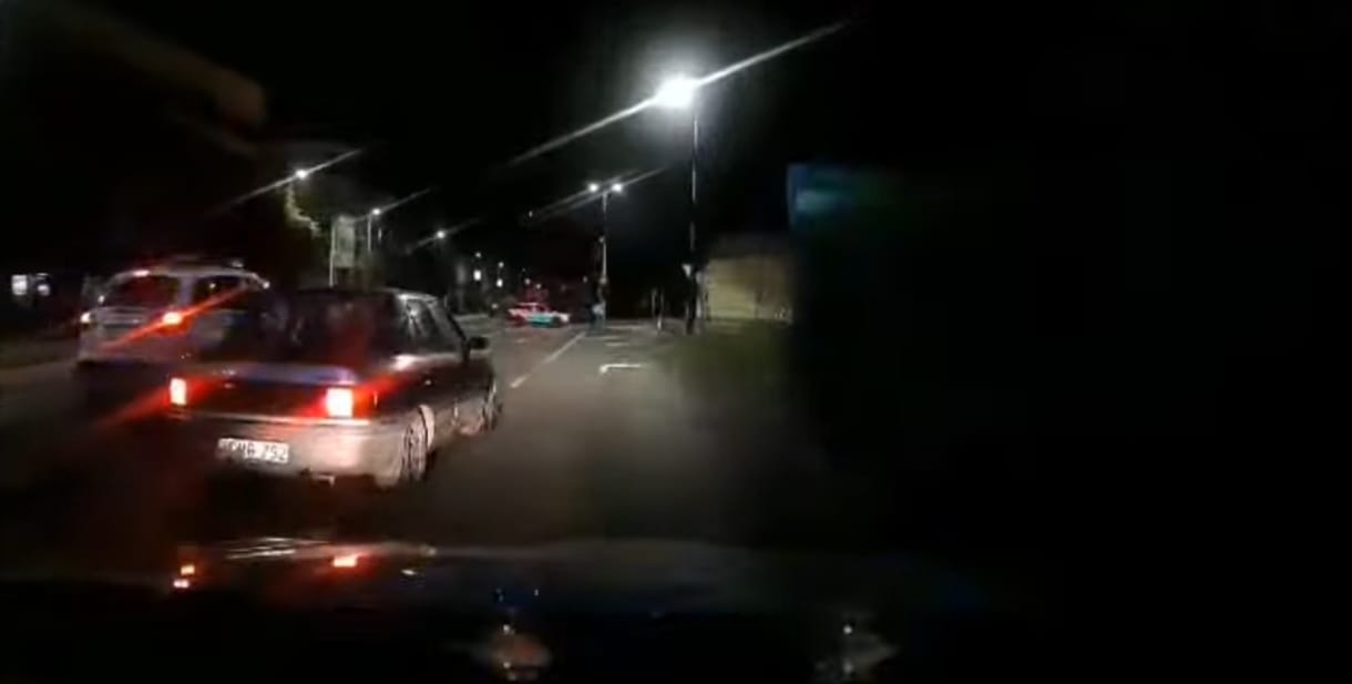 Rendőrségi videó arról, ahogyan részegen menekül egy ámokfutó, amíg el nem kapják