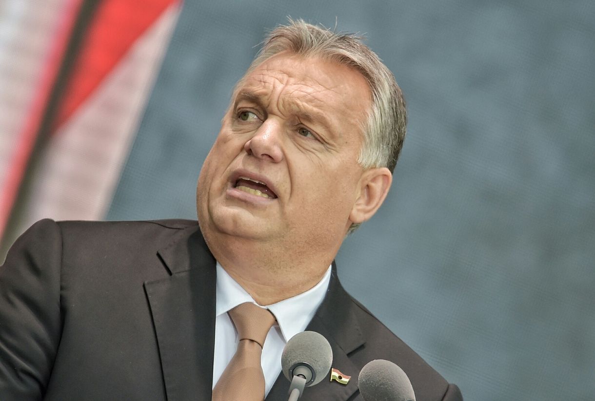 Félmeztelen, baseballütővel fenyegetőző Orbán került egy francia újság címlapjára