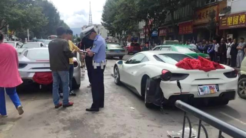 Egy baleset, két Ferrari 488 az áldozat