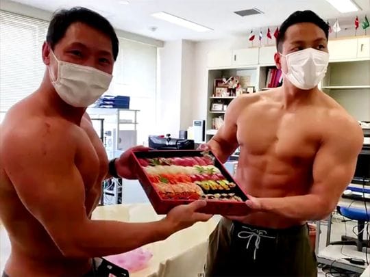 Testépítők hordják ki az ételt egy japán étteremnél, hirtelen megugrott a forgalom