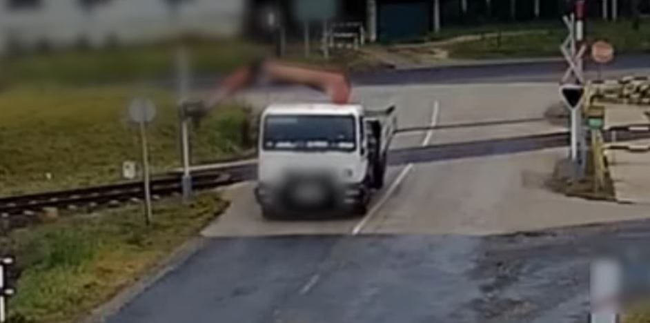 Elfelejtette lehajtani a darut, letarolta a vasúti átjárót egy teherautós Sopronnál – videó
