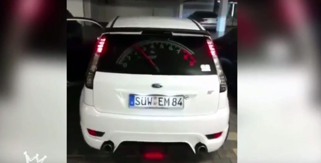 Ilyen egy jópofa autós tuning matrica, ami ráadásul interaktív - videó