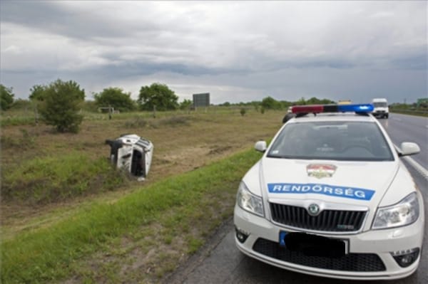 Fotó: árokba csapódott egy autó az M5-ösön