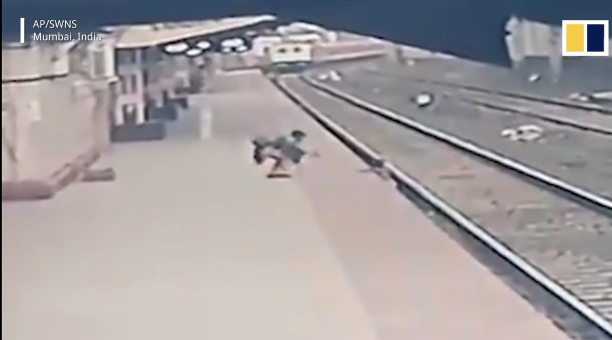 Szembefutott a vonattal egy indiai férfi, hogy megmentse a sínekre zuhant gyermeket – videó