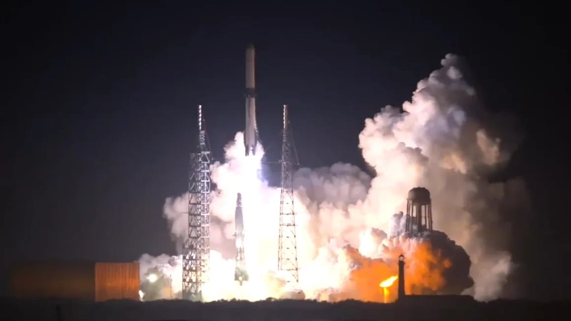 12 évig fejlesztették, most sikerült elindítani – Mit kell tudni Jeff Bezos rakétájáról, ami a SpaceX nagy riválisa lehet?