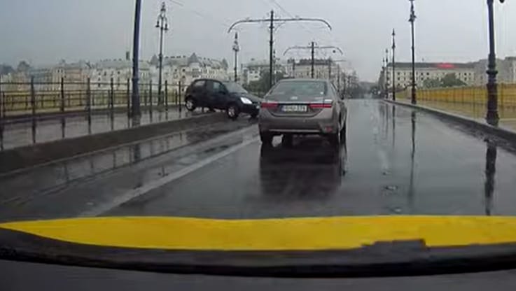 A Margit híd vizes útszakaszán piruettezett egy autó – videó